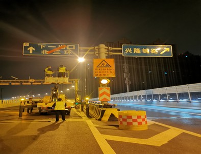 莱芜郑州市北三环彩虹桥交通标志牌安装现场